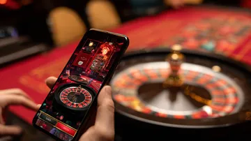 App 45QBET — Rápido, responsivo e otimizado para todos os dispositivos Uma mulher alegre em roupas tradicionais usando seu smartphone durante um momento festivo, mostrando como o app 45QBET se encaixa facilmente no dia a dia.