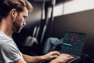 Cassino Ao Vivo 45QBET — Participe de emocionantes mesas com dealers reais Um dealer profissional de smoking cumprimentando jogadores na mesa de roleta, simbolizando a autêntica sensação de cassino ao vivo no 45QBET.