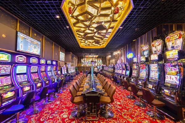 Jogos de Cassino 45QBET — Aproveite entretenimento sem parar Um close de moedas douradas caindo ao redor de uma roleta girando, representando a ação imersiva do cassino no 45QBET.