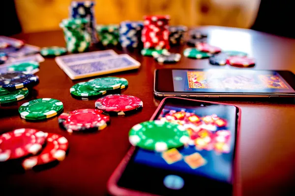 Slots Jackpot 45QBET — Gire em busca de recompensas gigantes Uma imagem dramática de setes vencedores alinhados em um rolo de slot cercado por moedas douradas brilhantes, simbolizando grandes vitórias.